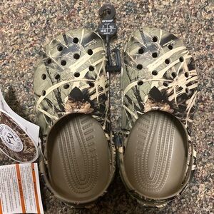 NWT Junior Crocs khaki camouflage size 1